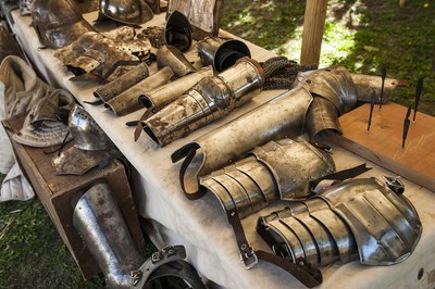 Campament medieval - Mostra d'armes i armadures.