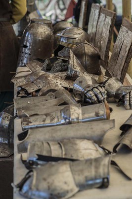 Campament Medieval - Vestir el cavaller.