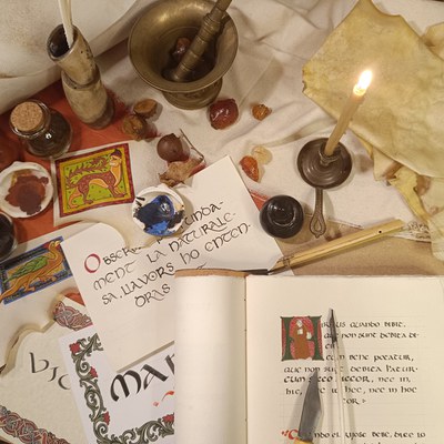 Taller de cal·ligrafia medieval.