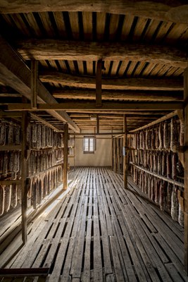 Visita guiada amb degustació a l'assecador de Casa Riera Ordeix.