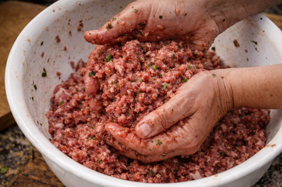 Viu el ritual de La Mocadera durant la matança.