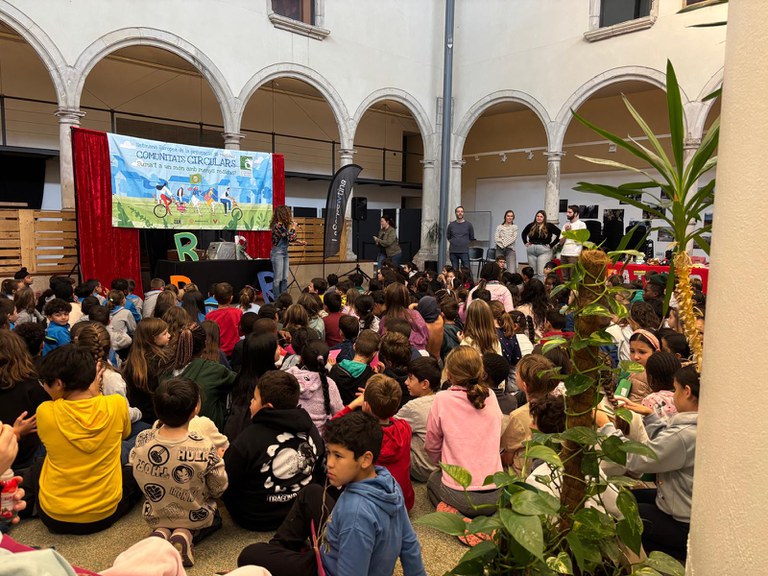 Presentació del llibre Escoles que obren camí. 15 itineraris socioambientals a Les Adoberies de Vic Presentació del llibre Escoles que obren camí. 15 itineraris socioambientals a Les Adoberies de Vic