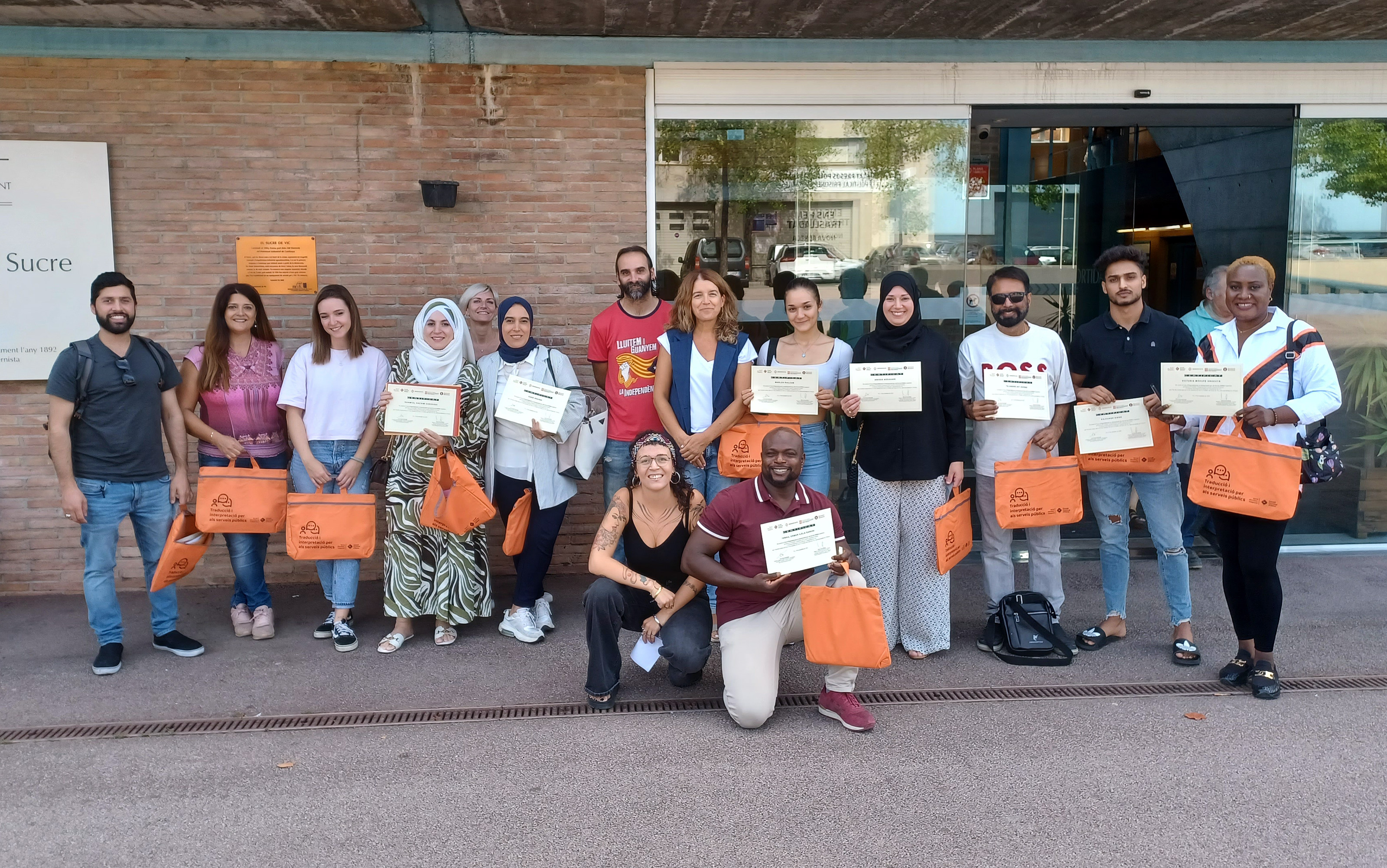 Entrega de certificats als nous agents lingüístics per part de la regidora Núria Homs