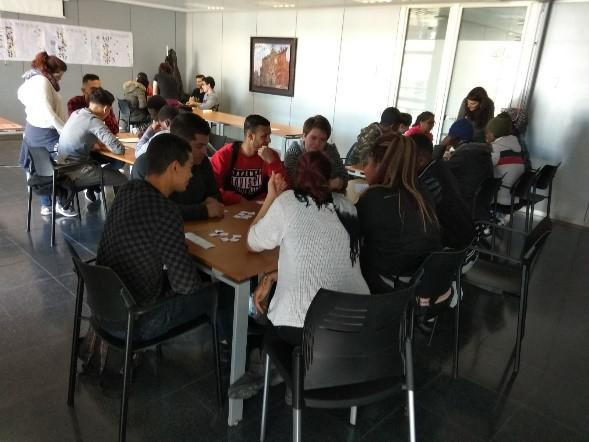 Joves 9a_Vic fent jocs de taula