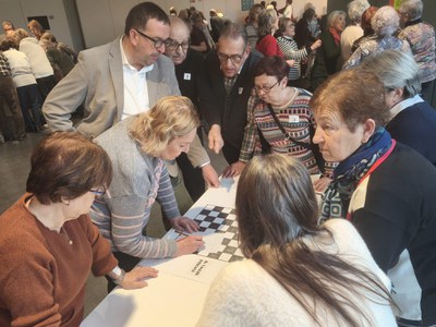 Els tallers de memòria lúdica celebren la trobada comunitària de Nadal Trobada comunitària dels tallers de memòria lúdica de la gent gran.