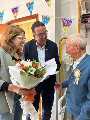 L'alcalde, Albert Castells, i la regidora de Benestar i Família, Núria Homs, en el moment que entregaven el ram floral i la carta de felicitació.