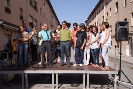 A la foto Xevi Farrés, regidor de Benestar i Família, Joan Redorta, Isolda Sans i un bon grup de voluntaris a qui es va retre reconeixement i homenatge