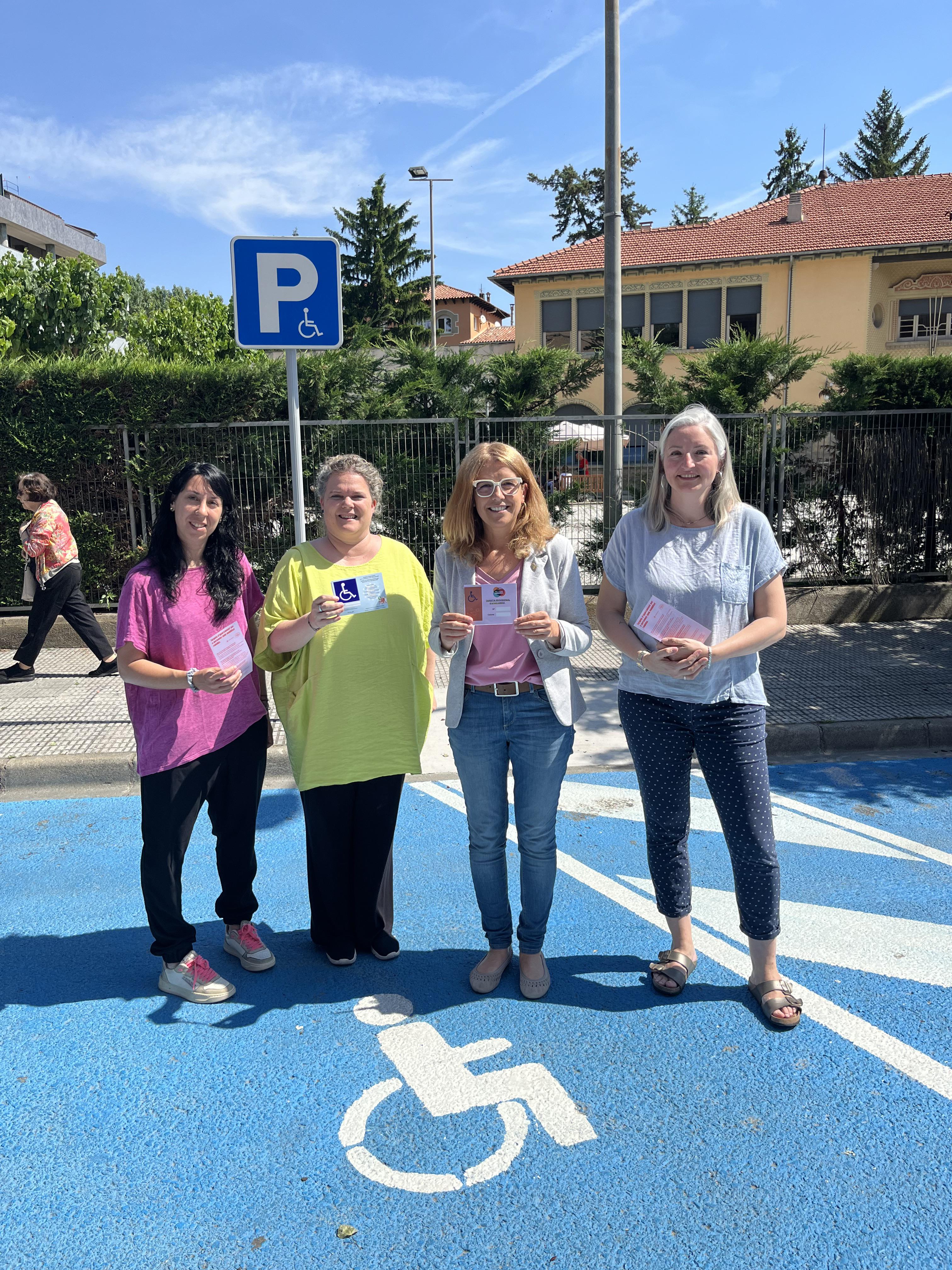 Maria Balasch, gerent d’ADFO, i Núria Homs, regidora de Benestar i família, amb l’equip tècnic