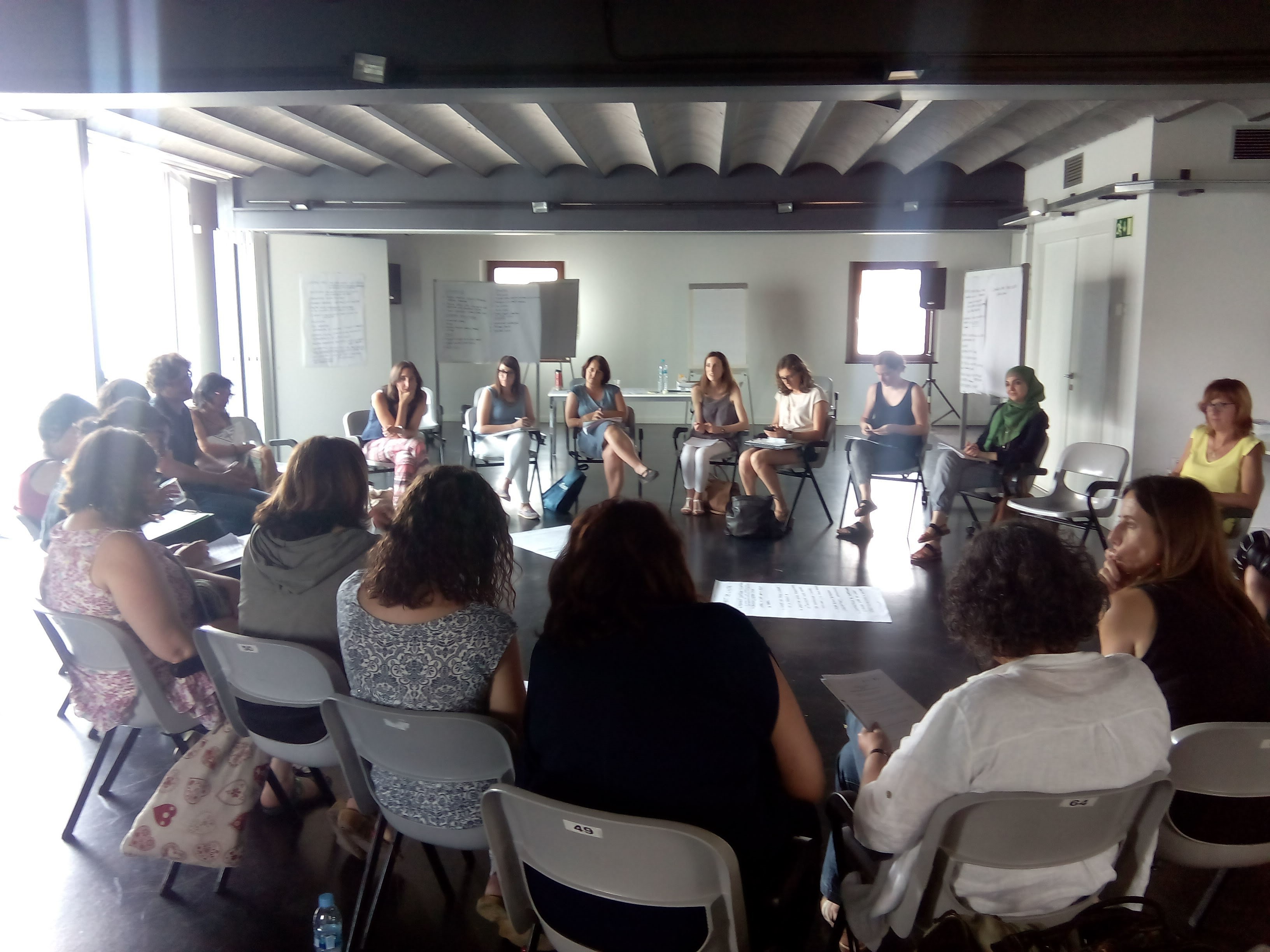 Participants al seminari “Estratègies d’Intervenció amb famílies i joves migrats”