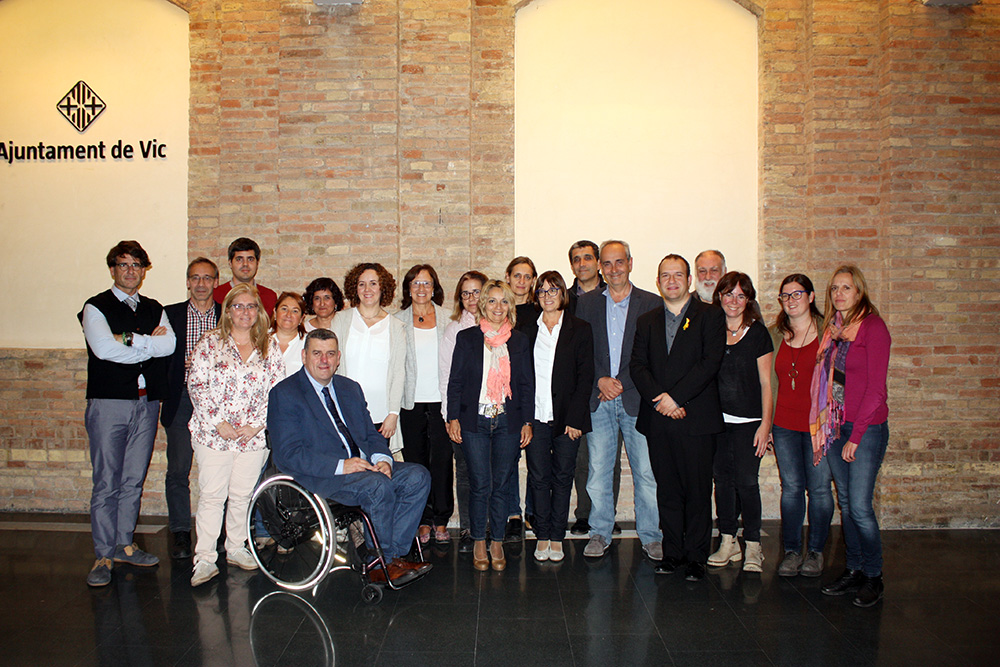 Representants de diferents entitats públiques i privades de la comarca d'Osona