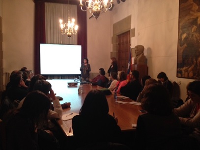 Anna Erra, Presidenta  de l’Àrea Social, presenta als assistents la nova proposta d’Ajuts