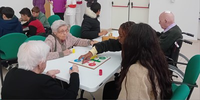 Una trobada intergeneracional a Vic posa en valor el respecte i la convivència entre edats