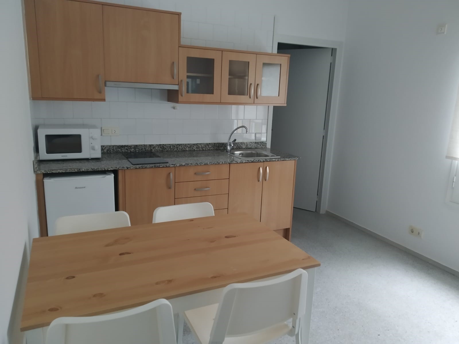 Menjador cuina d’un dels apartaments d’urgència social