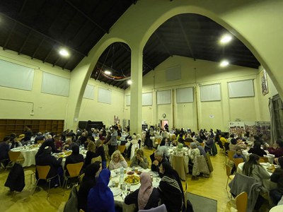 Vic celebra el segon Iftar Comunitari de la ciutat amb un gran èxit de participació.