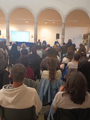 Desirée-Bela reflexiona a Vic sobre el racisme subtil i quotidià.