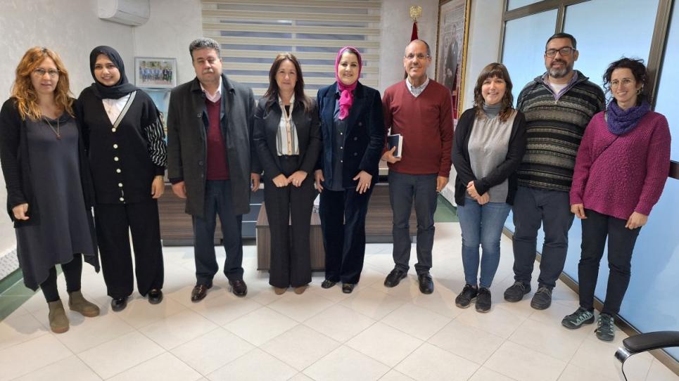 La regidora de cooperació, Elisenda Carrera, al centre de la fotografia
