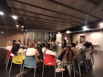 Un taller per analitzar les desigualtats de gènere entre les persones joves.