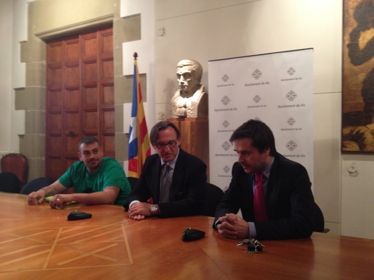 L’afectat, Gerard Estrella; l’alcalde de Vic; i el regidor de Convivència i Seguretat.