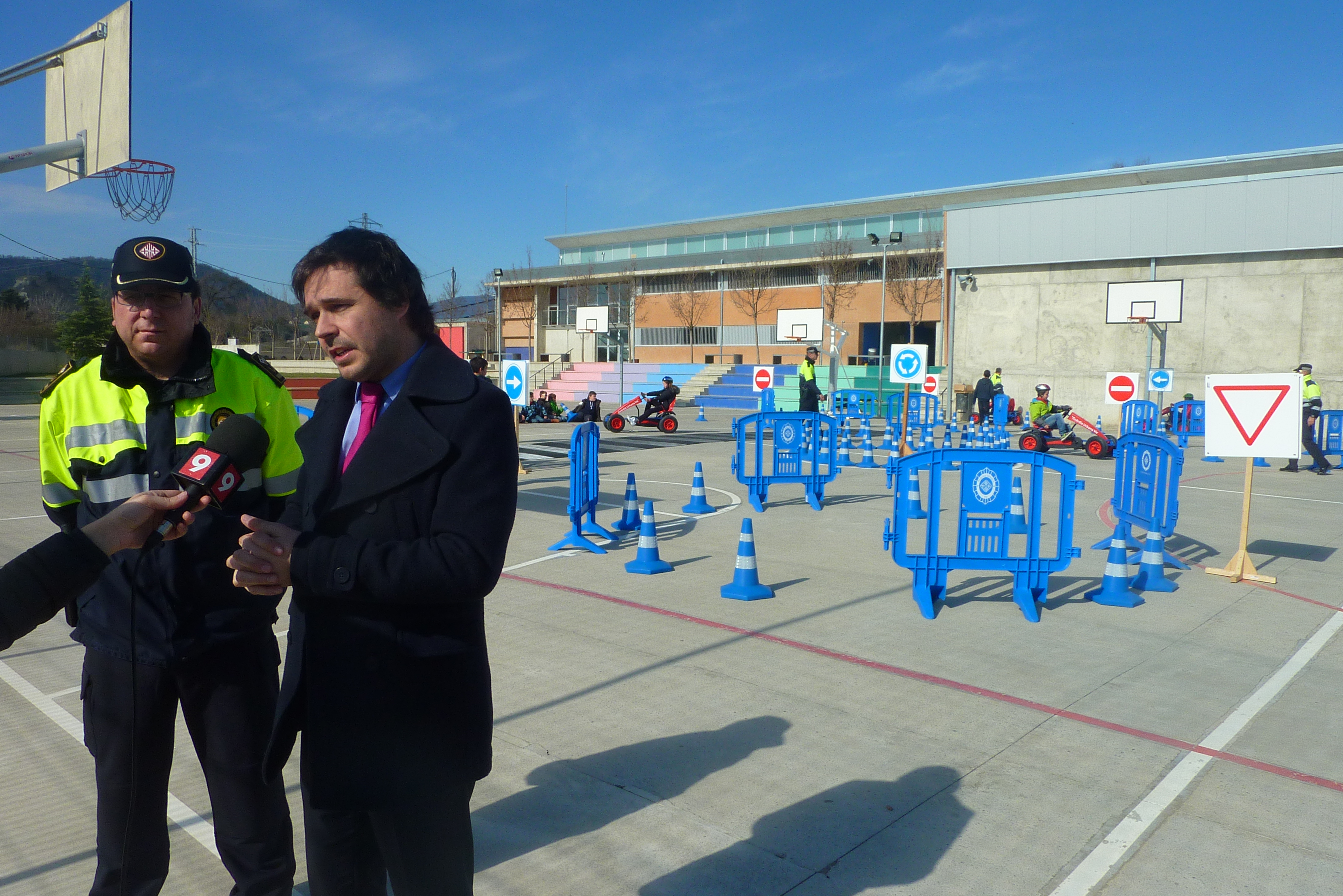 Jurjo i Ballana amb el circuit amb 'karts' al darrere