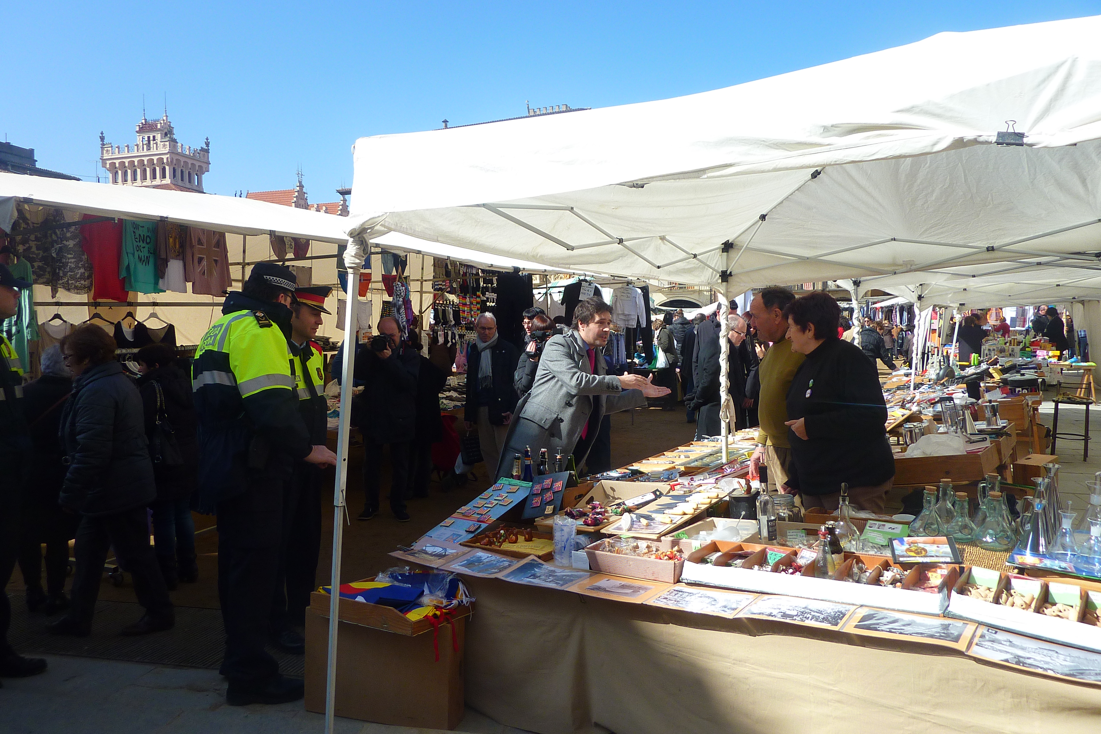Joan Ballana informant als marxants del mercat, acompanyat de Guàrdia Urbana i Mossos d'Esquadra