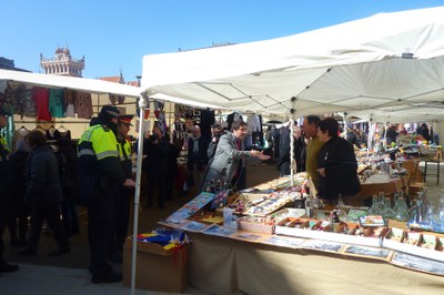 Joan Ballana informant als marxants del mercat, acompanyat de Guàrdia Urbana i Mossos d'Esquadra.