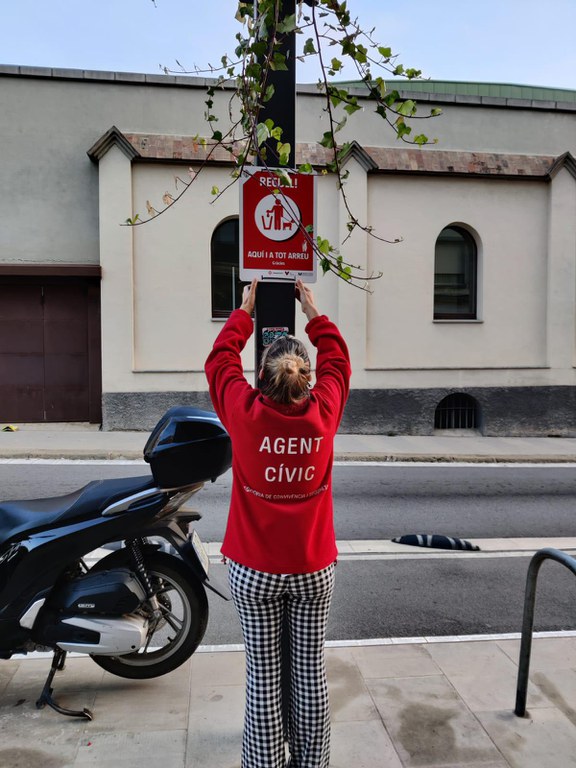 col·locant cartells de civisme.jpeg