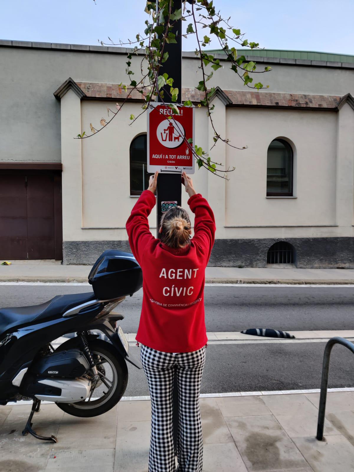 col·locant cartells de civisme.jpeg