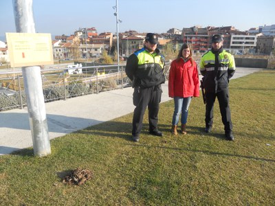 Els guàrdies i un agent cívic al parc Josep M. Sert.