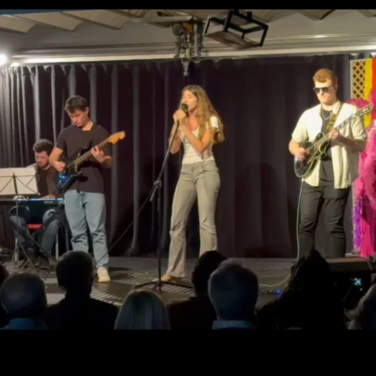 Lollo Rosso dalt de l'escenari, tocant en directe.