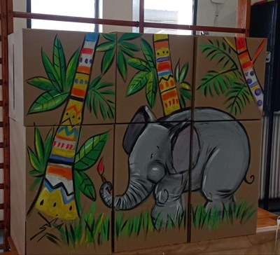 Dibuix d'un elefant enmig d'unes palmeres de colors.