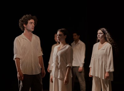 Imatge d'un cor d'intèrprets en escena, drets, amb expressió neutra, vestits de color beix. Imatge d'Ernest Ghazaryan..