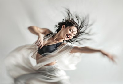 Imatge d'una dona dansant, amb expressió d'alegria. Imatge de domini públic..