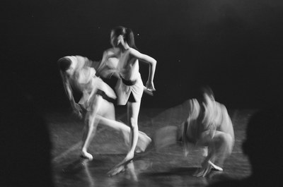 Persones dansant en una sala.