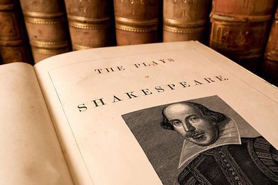 Imatge de la primera pàgina del llibre 'The Plays' de Shakespeare, amb el seu retrat. Imatge de domini públic de Getty Images..