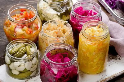 Pots de vidre amb ferments..