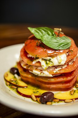 Fotografia d'una elaboració culinària amb productes de la terra. Imatge cedida per Fet a Osona i Lluçanès territori serè..