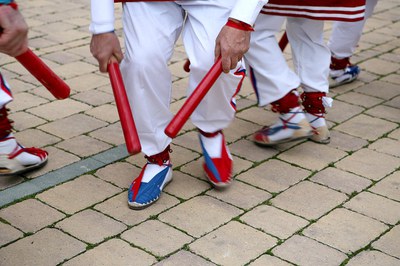 Persones ballant el ball de bastons.