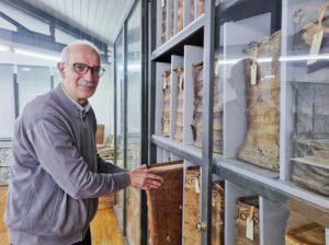 Francesc de Rocafiguera en un arxiu..