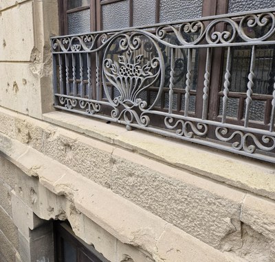 Detall de façana i finestra d’un carrer de Vic.