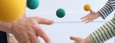 Mans jugant amb pilotes.