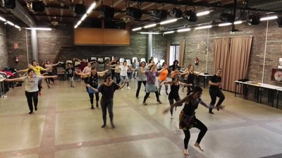 Persones dansant en una sala.