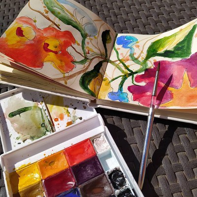 caixa d'aquarel·les i llibreta.