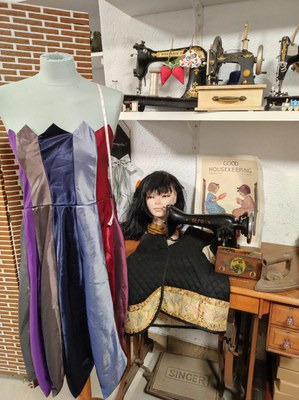 Arranjaments fets amb roba i altres elements per treballar-hi..