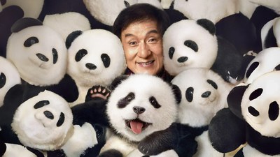 Imatge d'un fotograma de la pel·lícula en què apareix la cara d'un dels protagonistes de la pel·lícula, en Jackie Chan, envoltat d'ossos panda. Imatge cedida pel Festival Nits de Cinema Oriental de Vic.