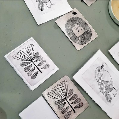 Làmines realitzades amb la tècnica del gravat casolà..