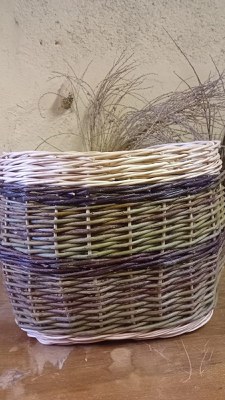 Una motxilla creada amb la tècnica de cistelleria amb vímet..