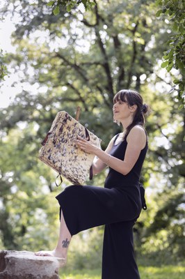 Núria Cela toca el pandero quadrat i canta a l'aire lliure. Paisatge de primavera..