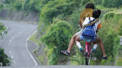 Imatge de dos nens d'esquenes sobre una bicicleta, en ruta. Cedida per Festival Nits de Cinema Oriental..