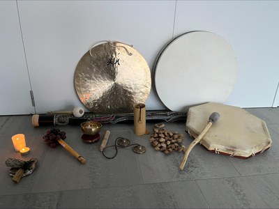 Conjunt d'instruments per a una sessió de musicoteràpia.