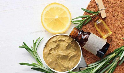 Pot de crema de cosmètica artesanal.